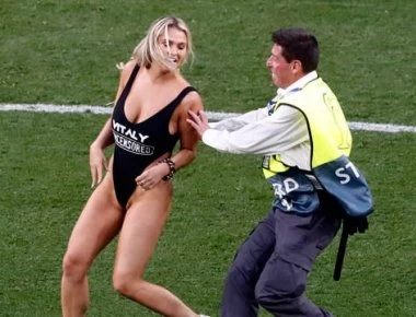 Kinsey Wolanski: Η εισβολέας του τελικού του Champions League επέστρεψε στο Instagram